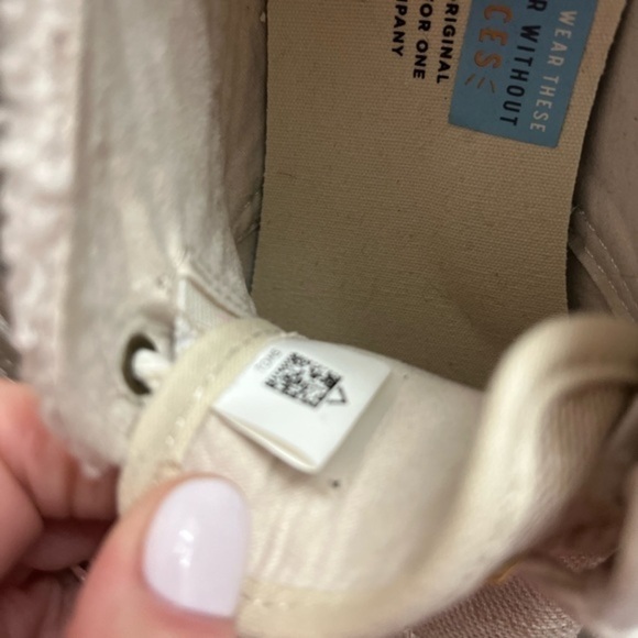 Toms New Bota Textile Sneaker in Gold and Beige Bouckle with Laces. - Picture 8 of 10
